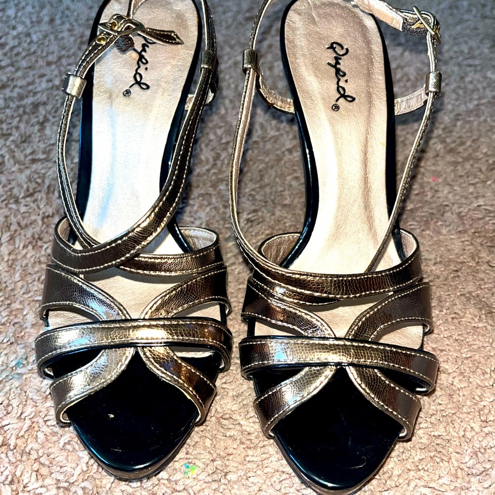 Qupid brown heels 61/2